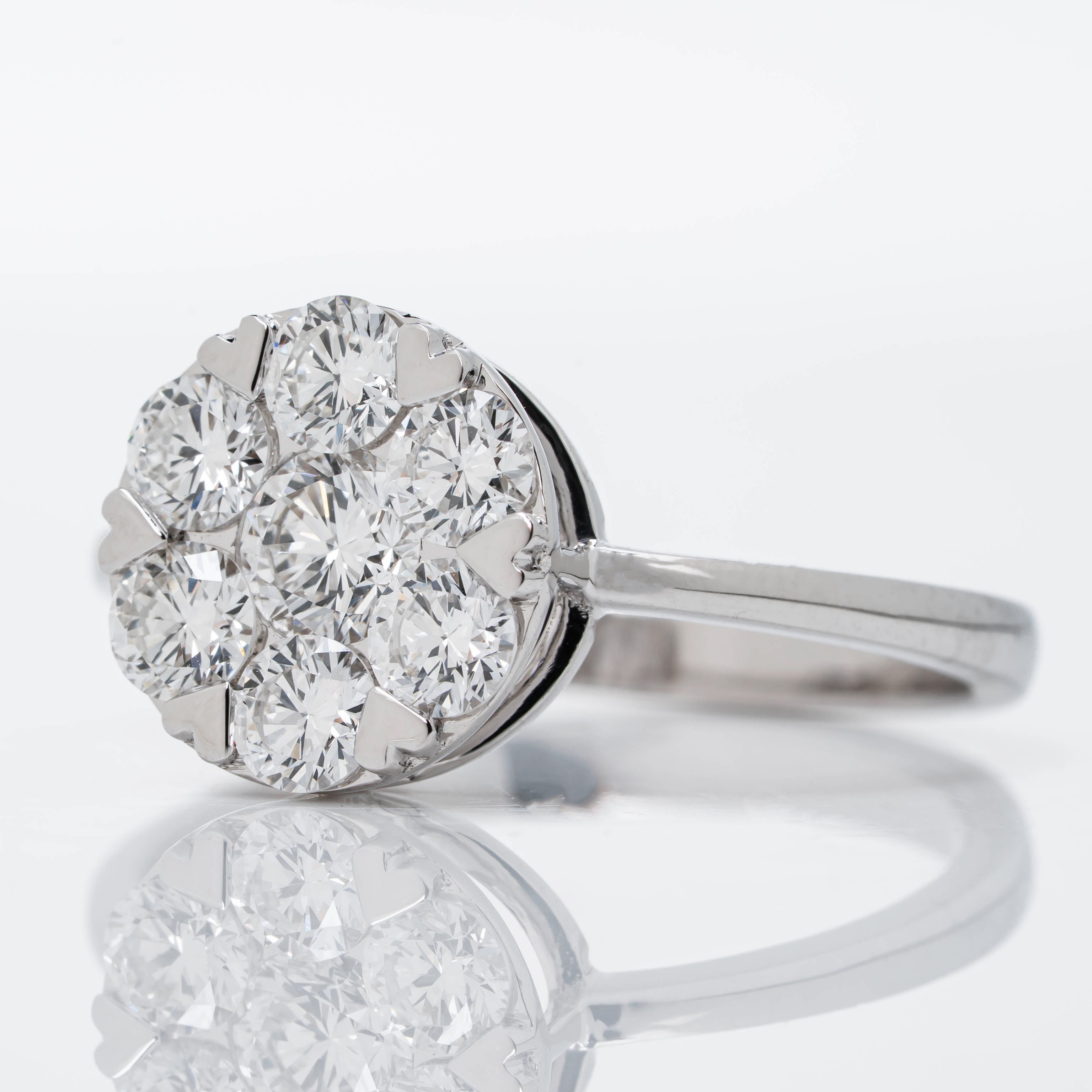 HEART SHAPED PRONG ESSEMBLYING BRILLIANT ROUND CUT SOLITAIRE LAB GROWN DIAMOND IN CLUSTER SETTING