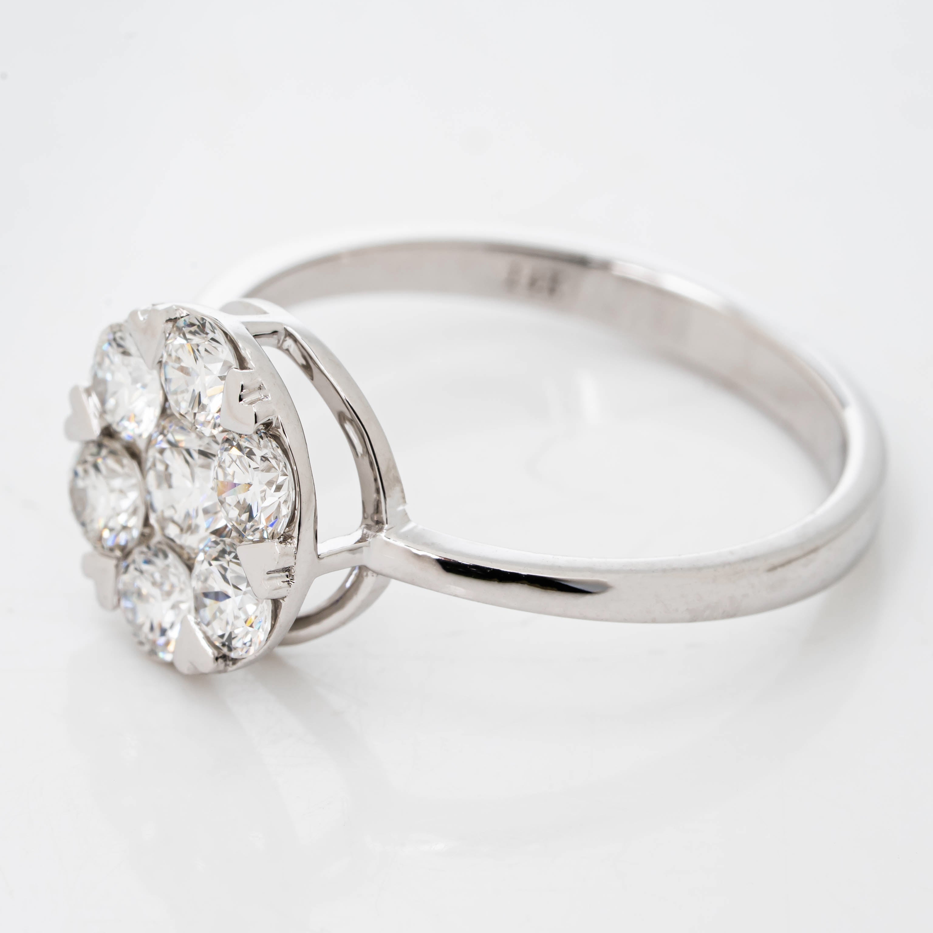 HEART SHAPED PRONG ESSEMBLYING BRILLIANT ROUND CUT SOLITAIRE LAB GROWN DIAMOND IN CLUSTER SETTING