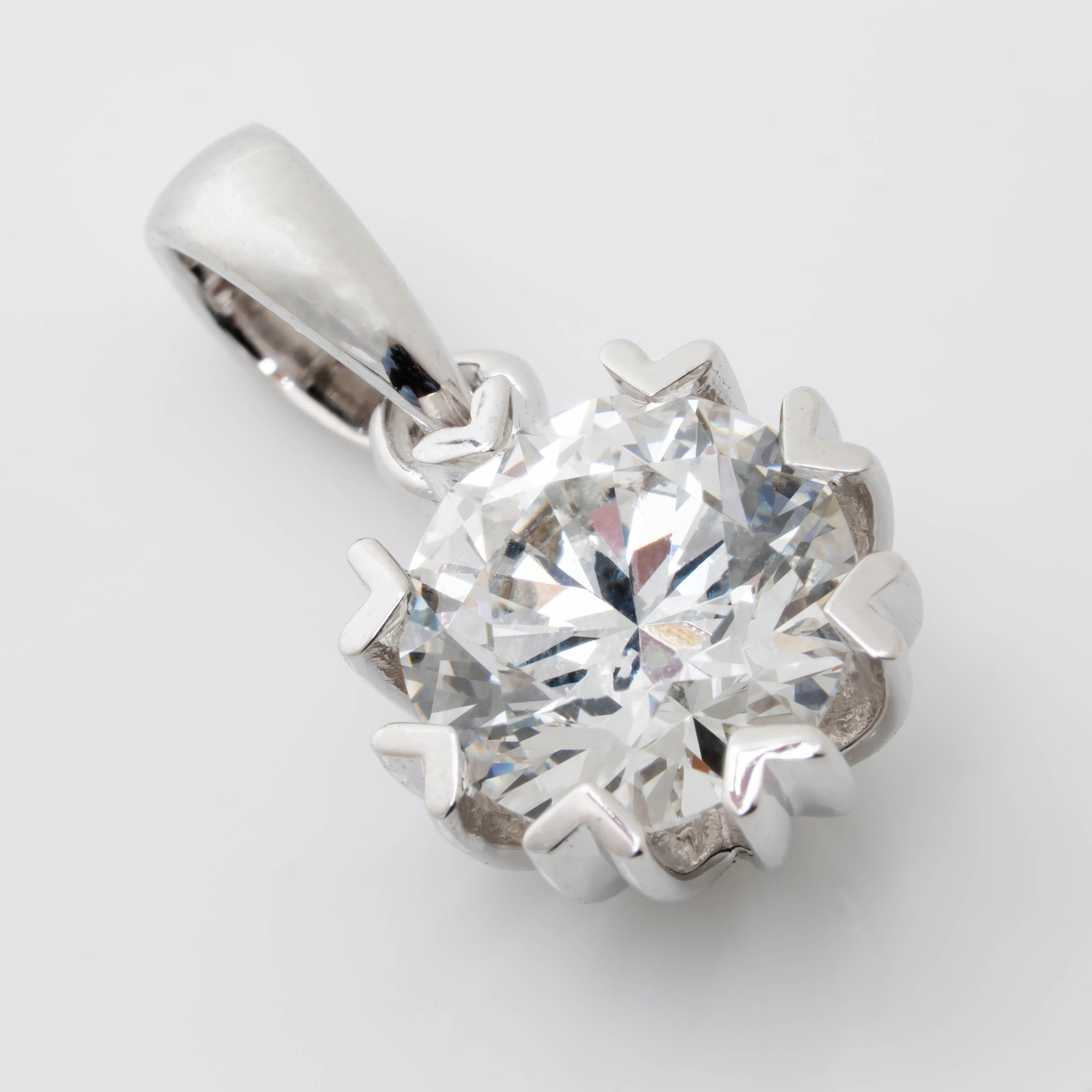 FANCY SHAPED HEART PRONG PENDENT WITH SOLITAIR EXCELLENT ROUND CUT DIAMOND