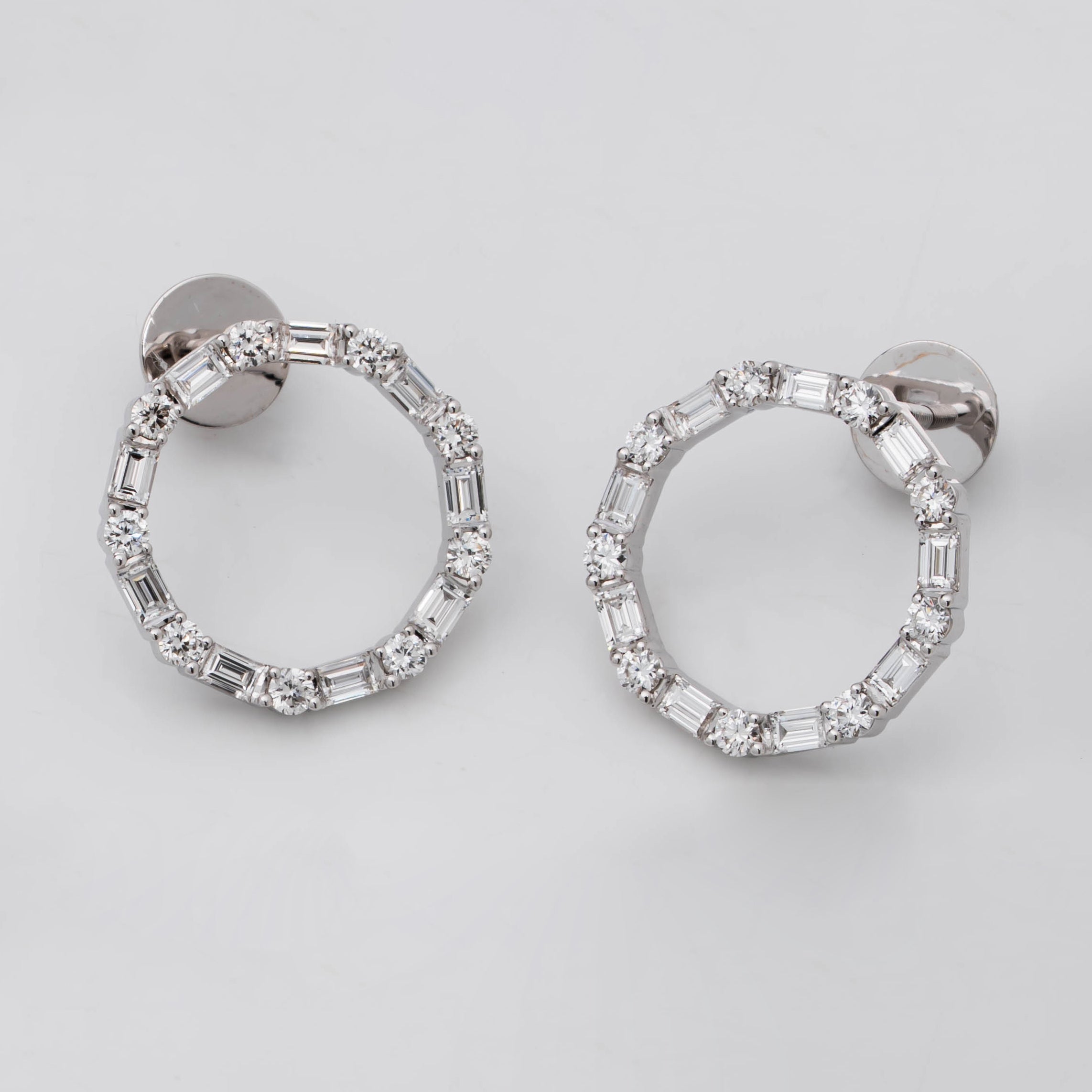 HOOP EARRINGS WITH BAGUETTE & ROUND CUT DIAMOND IN GOLD