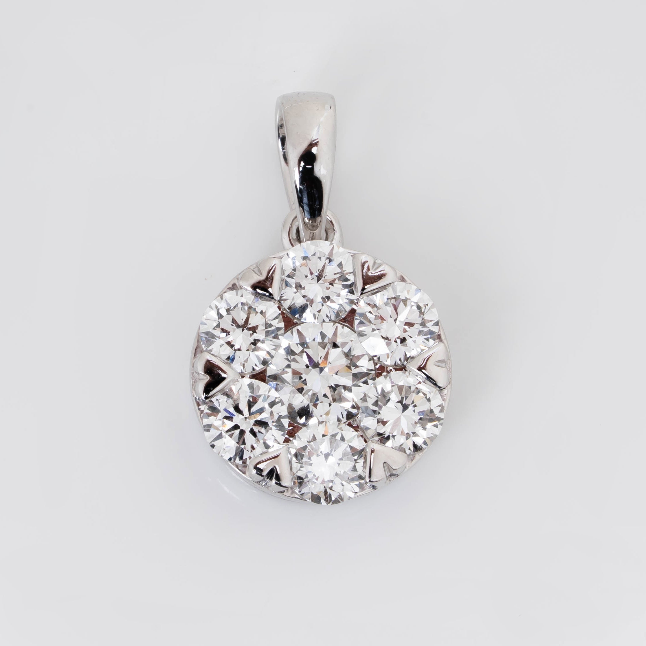 HEART PRONG FEATURING BRILLIANT CUT ROUND SOLITAIR LAB GROWN DIAMOND WITH CLUSTER SETTING