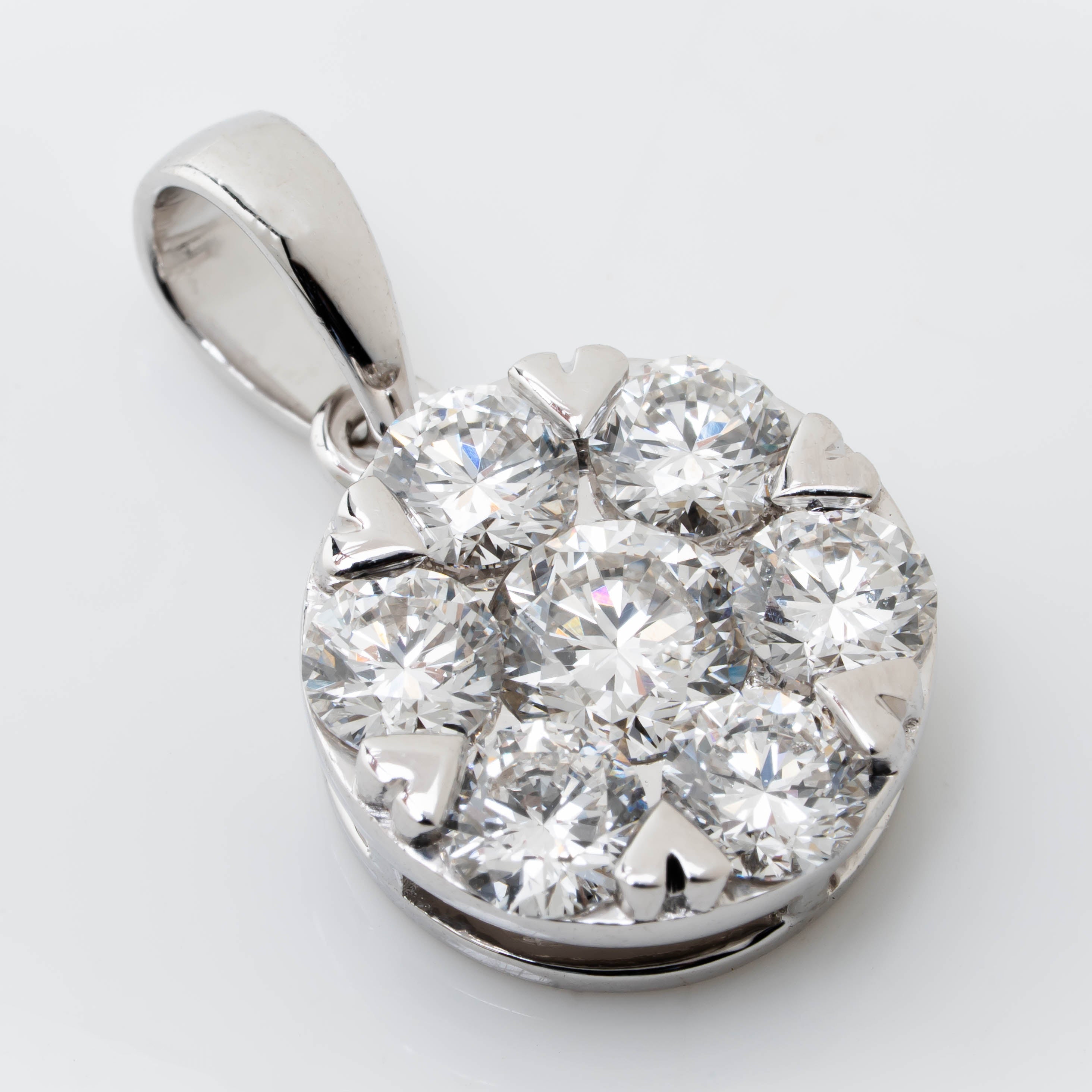 HEART PRONG FEATURING BRILLIANT CUT ROUND SOLITAIR LAB GROWN DIAMOND WITH CLUSTER SETTING