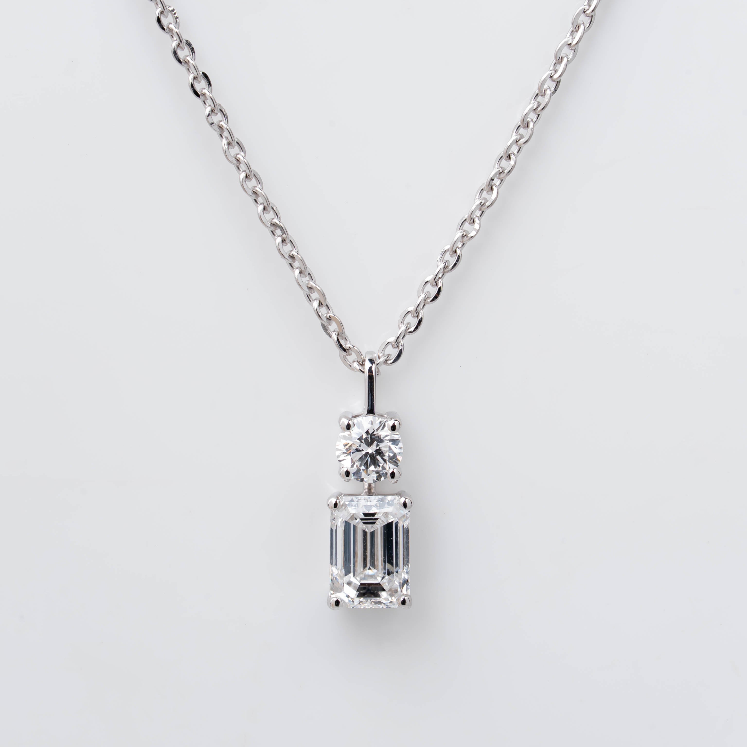 ETERNAL DUET PENDENT IN EMRALD & ROUND BRILLIANT CUT LAB GROWN DIAMOND