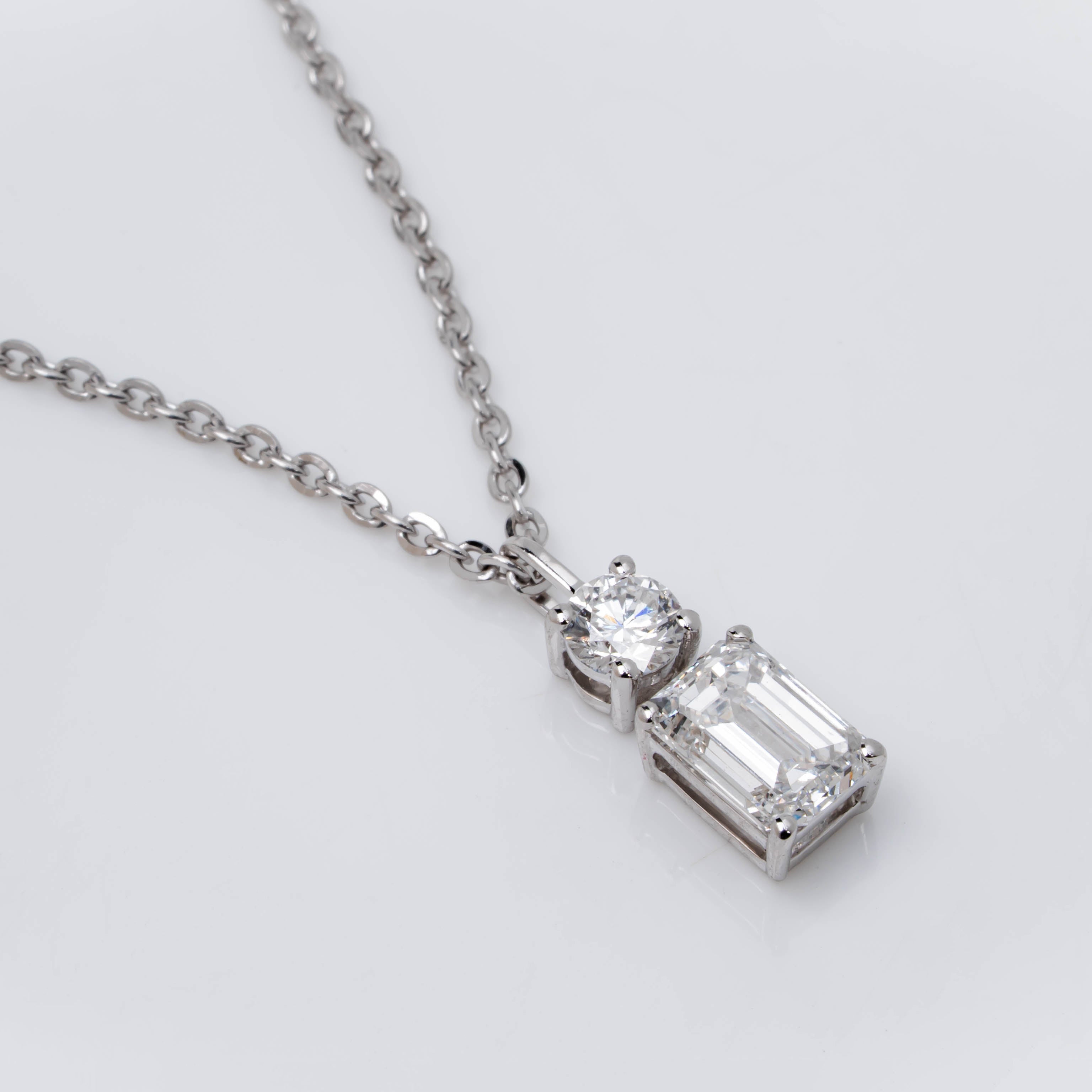 ETERNAL DUET PENDENT IN EMRALD & ROUND BRILLIANT CUT LAB GROWN DIAMOND
