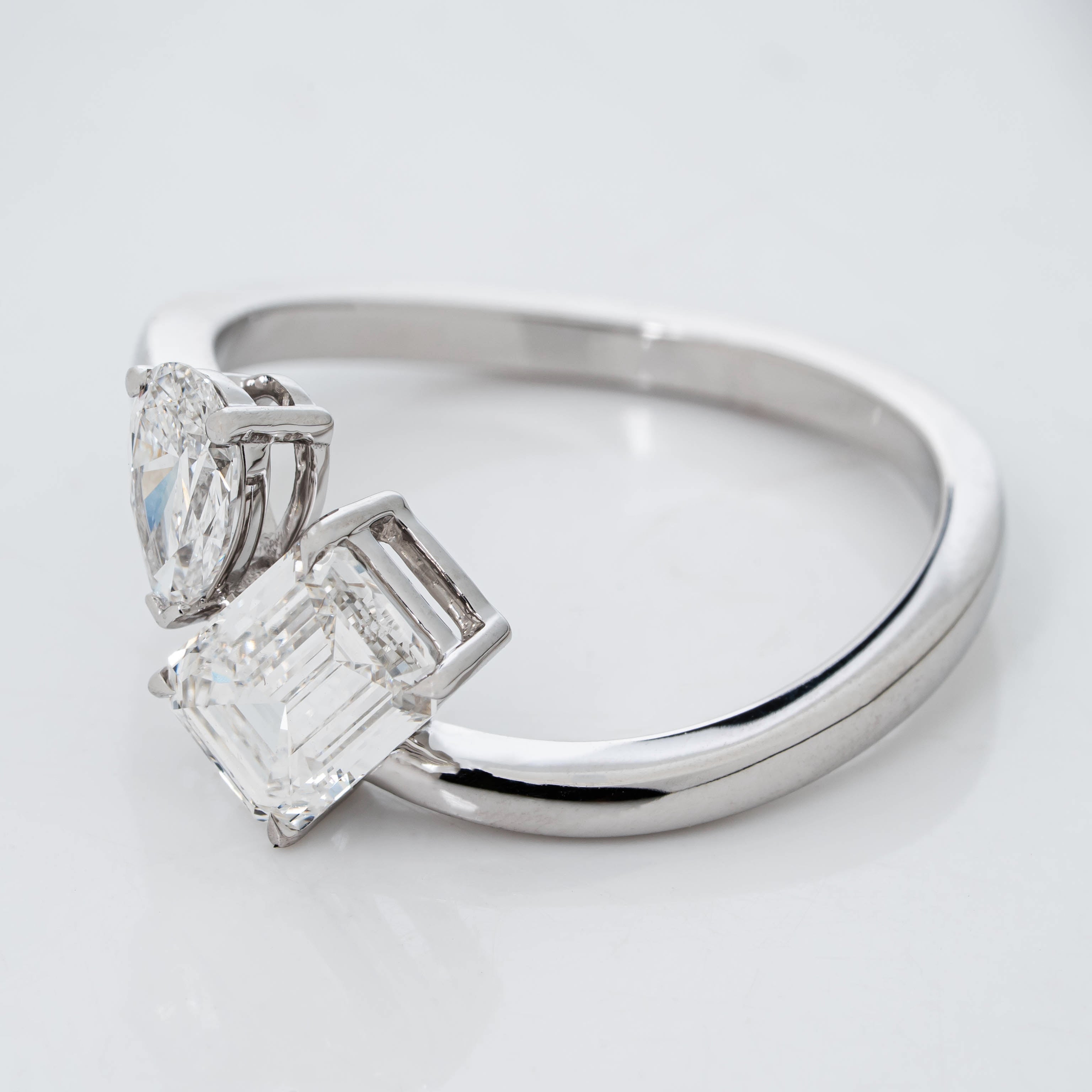 Curved Toi-Et-Moi Emerald & Pear Cut Lab Grown Diamond 18k white gold