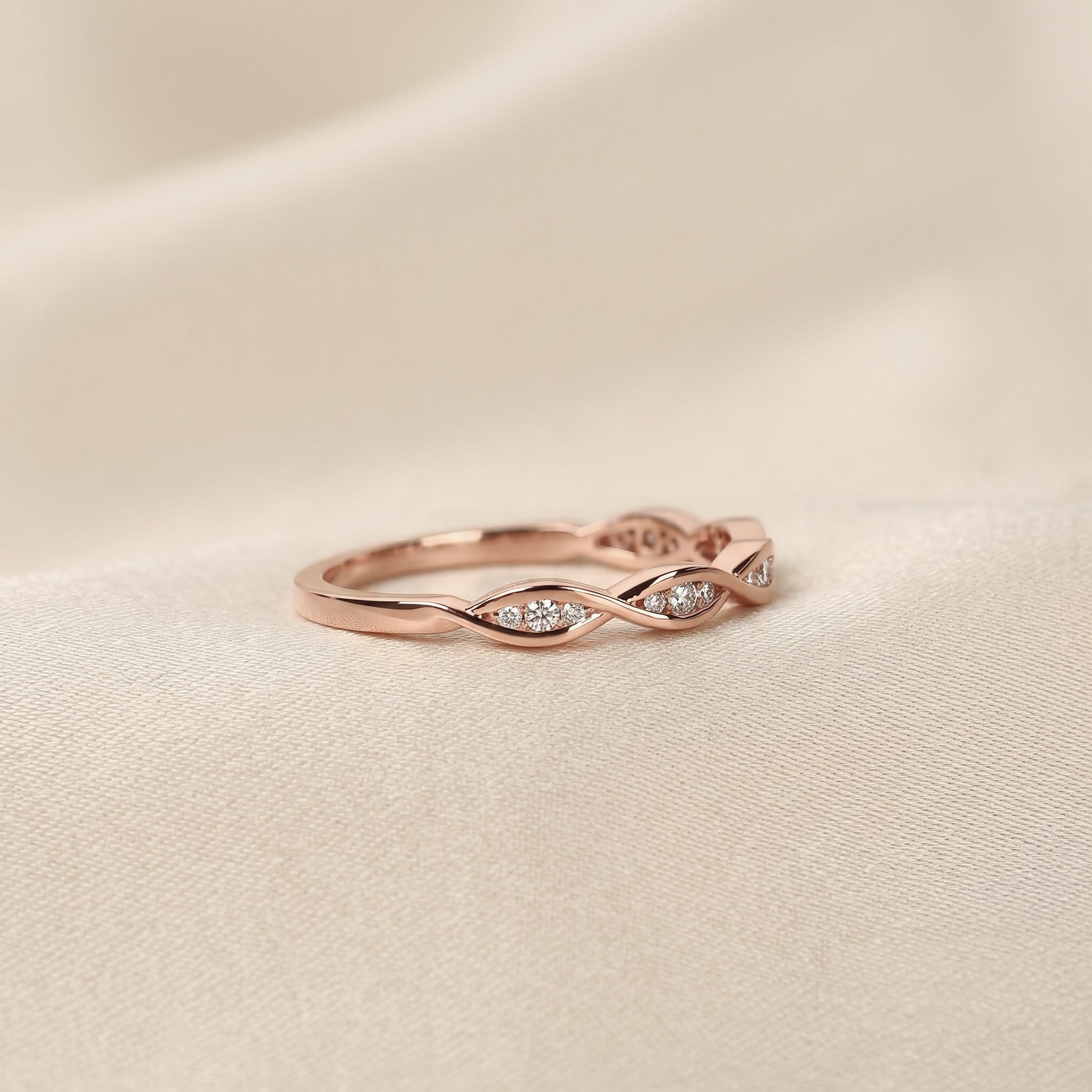 Round Lab Grown Diamond Twisted Band in 18K Rose Gold 0.12 CTW